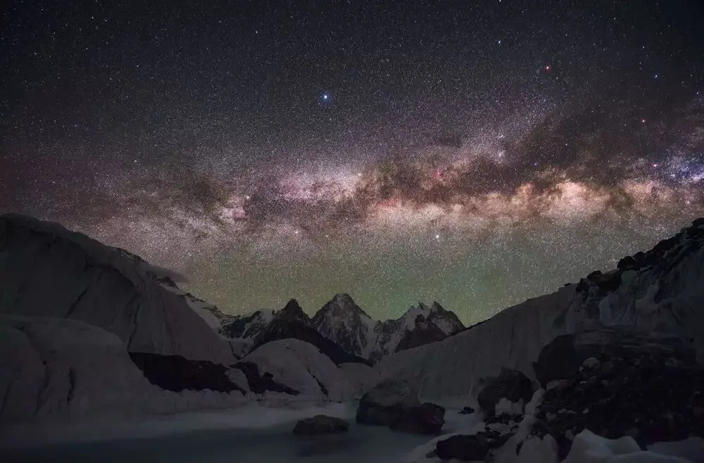 Milky Way Post-Processing: Manual Stacking, Star Separation, Raw Workflow · Fig. 2