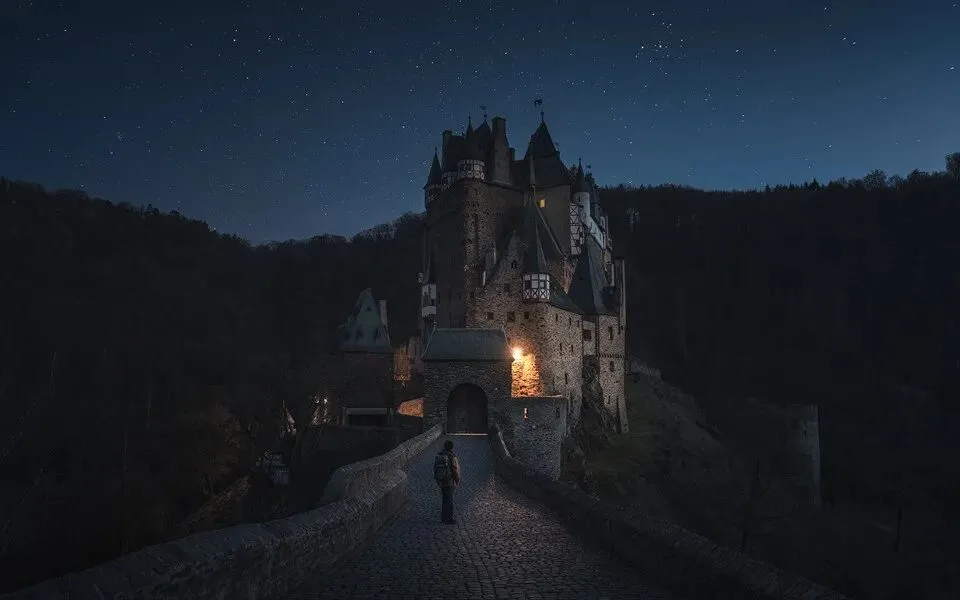 The Blue Hour Loved by City, Architecture & Portrait Photographers: How to Shoot It · Fig. 32
