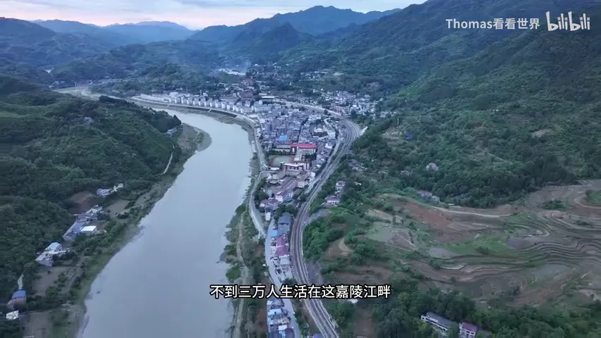 火车上“扫街”！我拍下了绿皮火车上的慢生活 · 图11