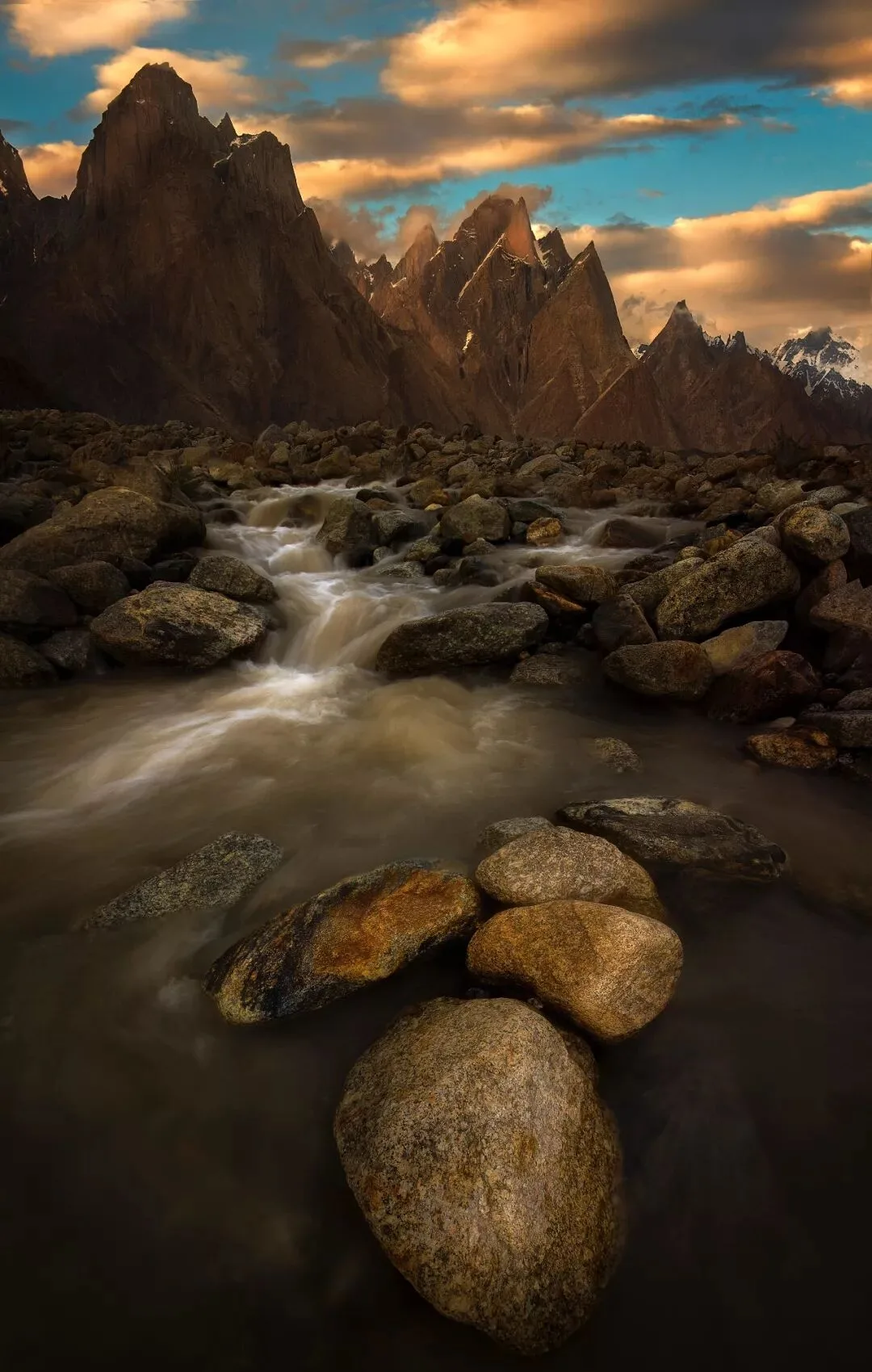 This Is the Karakoram! The Gorgeous Snow Mountains on the China-Pakistan Border! · Fig. 3