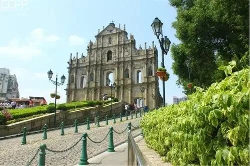 如何在人多的地方拍好旅行照？ · 图9
