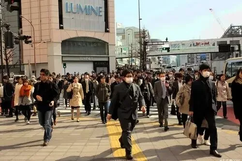 如何在人多的地方拍好旅行照？ · 图16